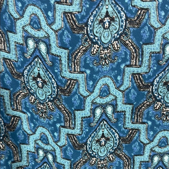 Violet & Claire Blue and Black Damask Patterned Blouse with 3/4 Sleeves Size 1X - Picture 8 of 11